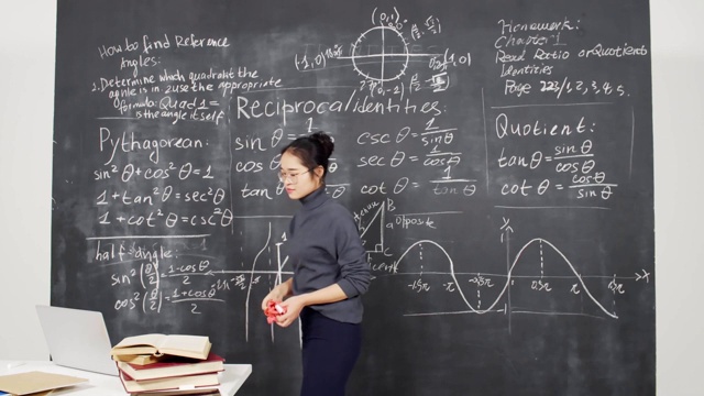 女亚洲科学家在黑板上写字视频下载