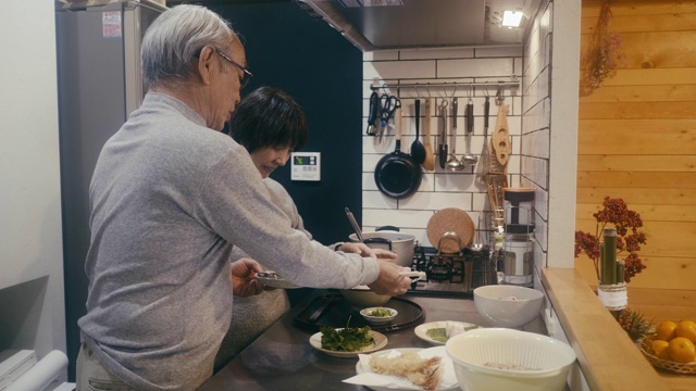 一对老年夫妇在厨房里制作Toshikoshi荞麦年关面视频素材