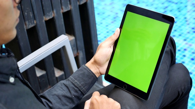 人使用数字平板电脑绿色屏幕视频素材