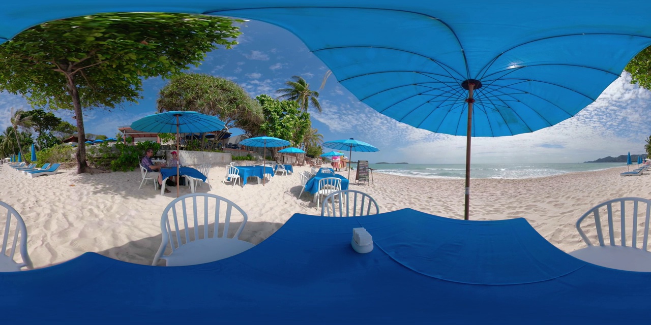 360 VR / A海滩供应商和一对夫妇在海滩餐厅视频素材