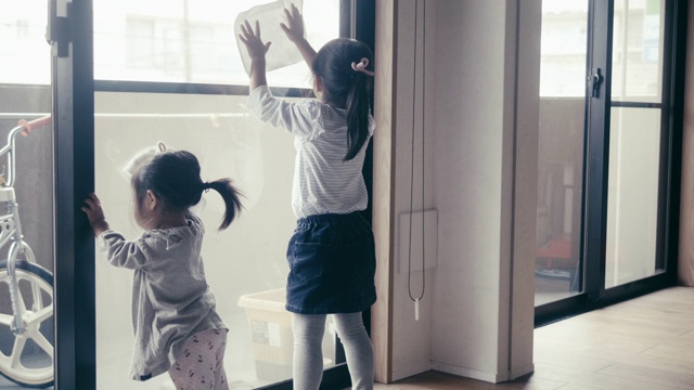 日本的孩子在除夕夜打扫房子视频素材