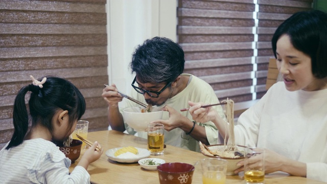 日本家庭在吃年夜面视频素材