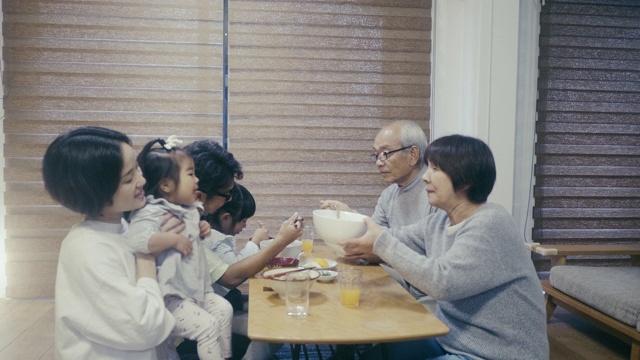 几代同堂的日本家庭在吃年夜面视频下载