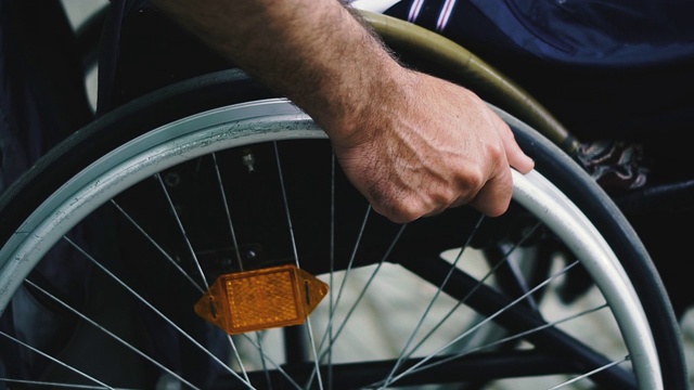 轮椅。残疾人专用轮椅。视频下载