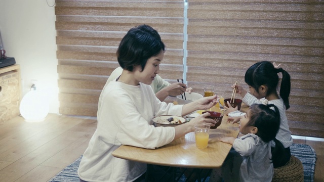 日本家庭在吃年夜面视频下载
