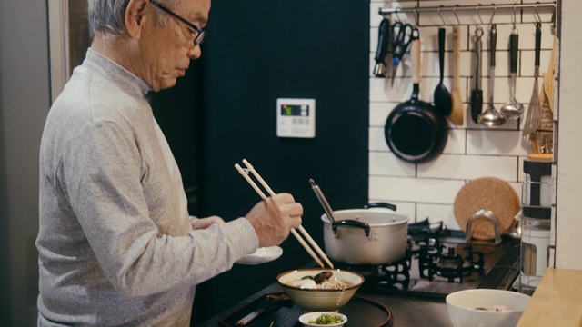 年长者在厨房里制作Toshikoshi荞麦年关面视频素材
