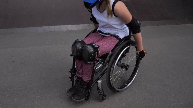 轮椅,滑板公园,肢体缺损,女人视频素材