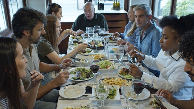 一家人在阿根廷帕里利亚餐厅用餐的慢镜头视频下载