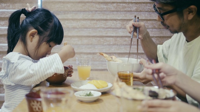 日本家庭在吃年夜面视频素材