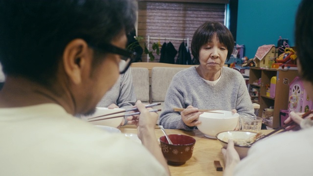 几代同堂的日本家庭在吃年夜面视频素材