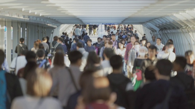 4K分辨率许多行人行走，大人群，通勤人群和交通概念。亚洲城市生活理念视频下载