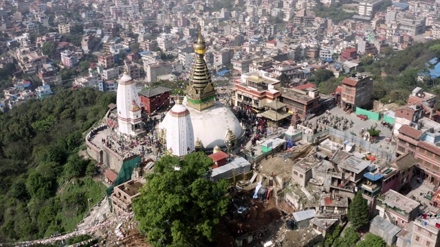 尼泊尔,加德满都。Swayambhunath殿。航拍镜头视频下载
