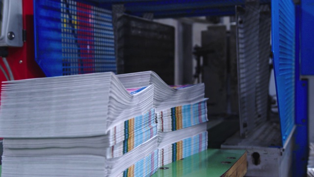 成堆的杂志从机器里打印出来视频下载