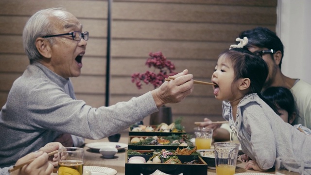 日本的爷爷在除夕夜喂孙子视频素材