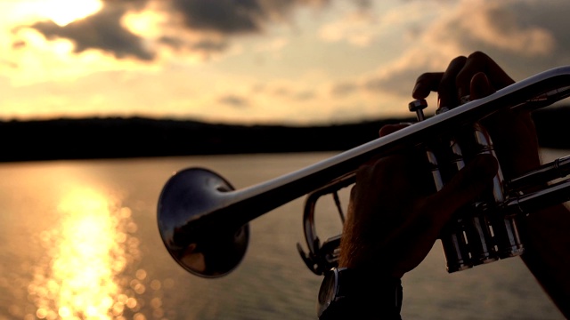 在湖上吹小号的音乐家视频下载