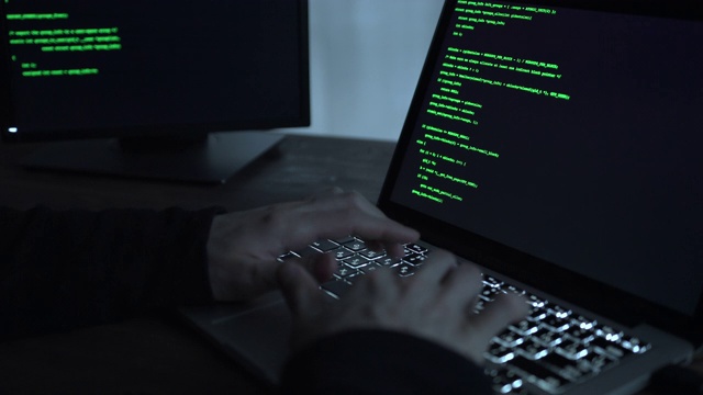 男人的手在笔记本电脑上的编码。使用便携式电脑的人。程序员编写代码视频素材