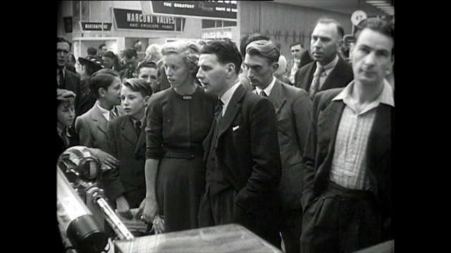 B&W -人们在展览中观看新电视;1952视频下载