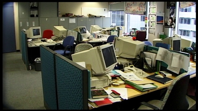 室内拍摄一个空的办公空间，桌子和电脑;1999视频下载