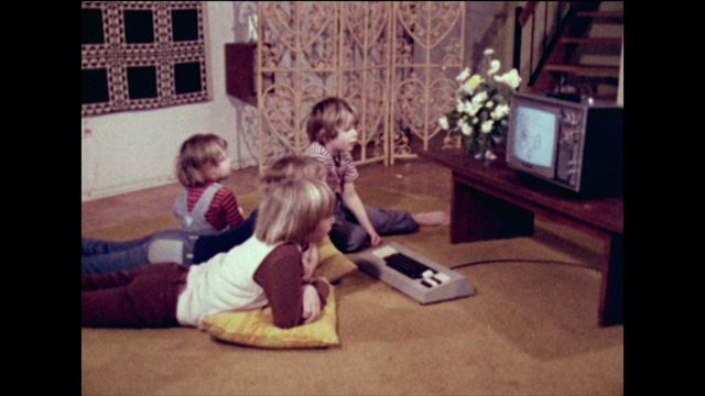 一群孩子用电视做作业;1973.视频下载