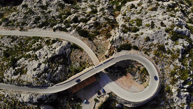 无人机拍摄的马略卡岛山区公路上的螺旋曲线。视频下载
