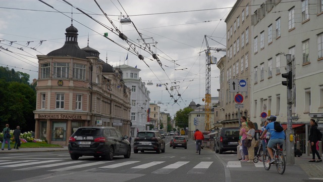 白天萨尔茨堡市中心滨河交通街道慢镜头全景4k奥地利视频下载