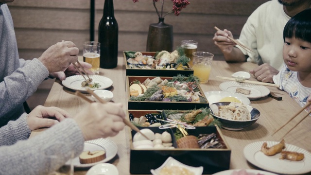 日本家庭在除夕夜吃御石饭视频素材