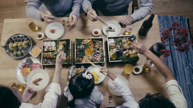 从上到下的日本家庭在除夕吃御石料视频素材