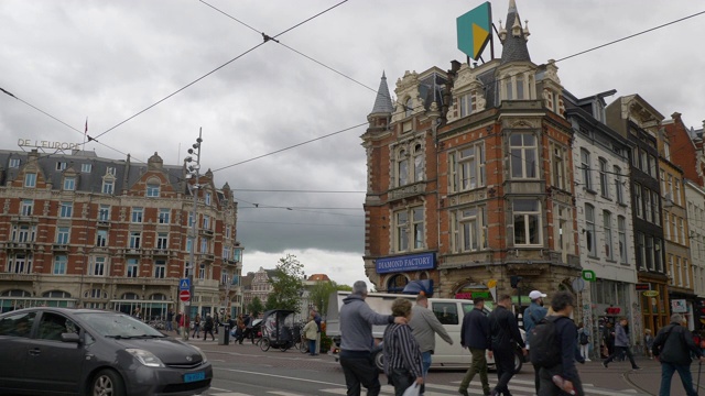 白天阿姆斯特丹市中心交通街道广场慢镜头全景4k荷兰视频下载