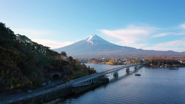 无人机鸟瞰图4k视频富士山和桥梁在川口湖，日本。视频下载