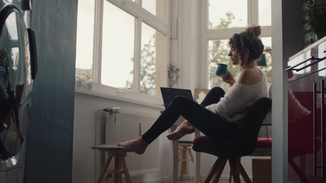 柏林一位年轻女子在家里喝咖啡视频下载
