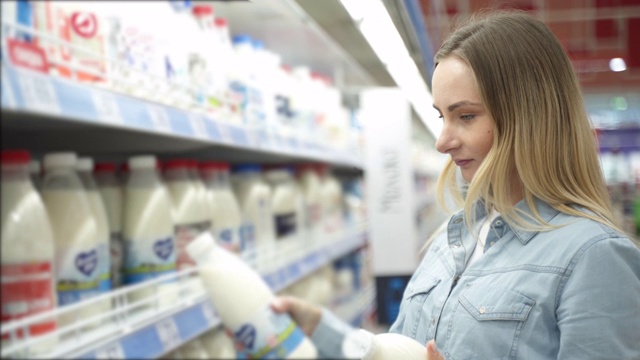 在商店买新鲜牛奶的女人视频素材