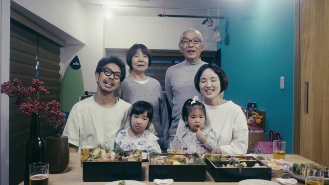 新年前夕一个日本家庭的肖像视频素材