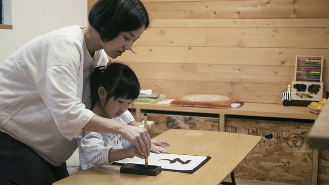 一个日本女孩在元旦写日本书法视频素材