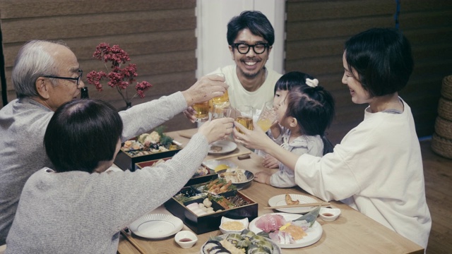 日本多代同堂家庭在除夕夜庆祝新年视频下载