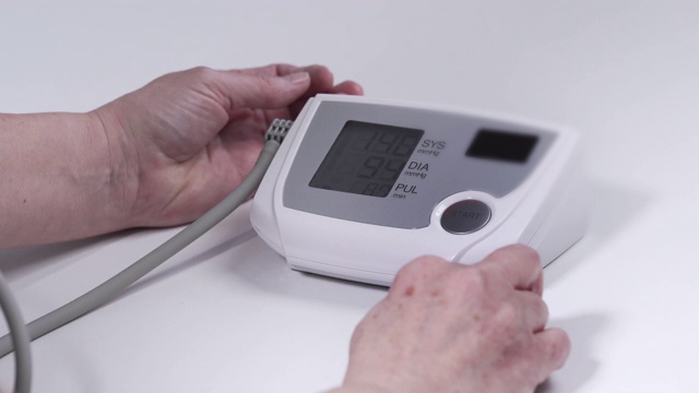 老年妇女在家测量血压视频下载