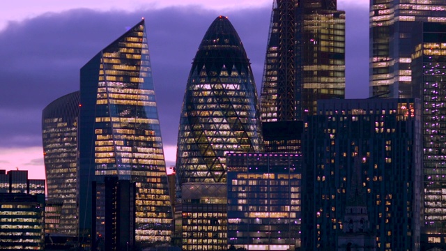 伦敦金融区的摩天大楼和办公大楼视频素材