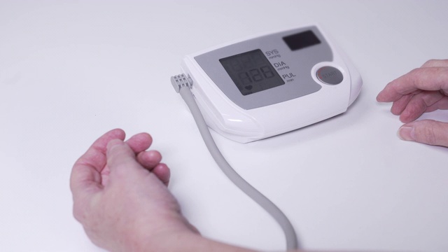 成年妇女在家测量血压视频下载