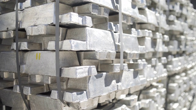 金属锭库存。冶金厂生产铝型材用的钢坯视频下载