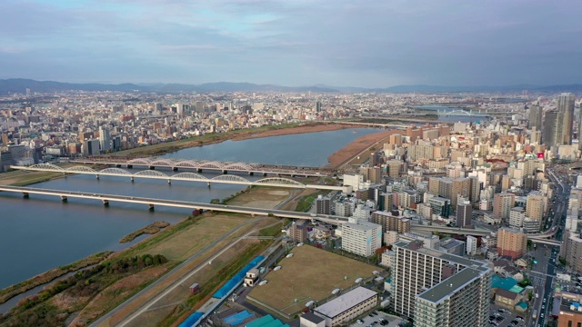 无人机鸟瞰大阪市的河流和建筑的4k视频。视频素材