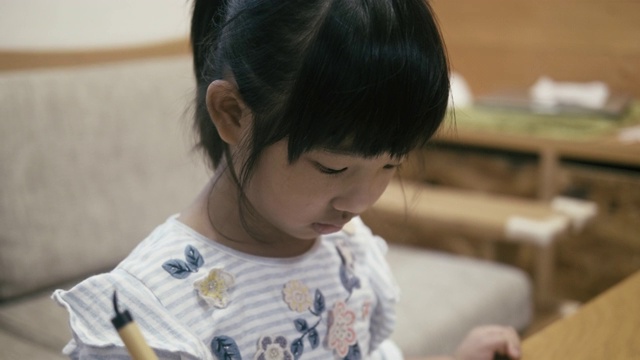 一个日本女孩在元旦写日本书法视频素材