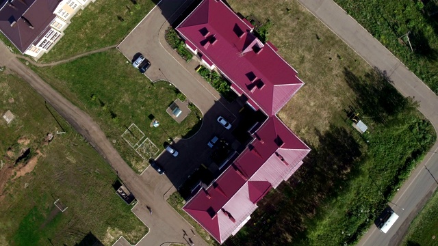 鸟瞰图庭院之间的红屋顶房子视频下载