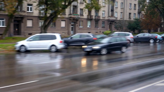 潮湿的城市街道上模糊的汽车视频下载