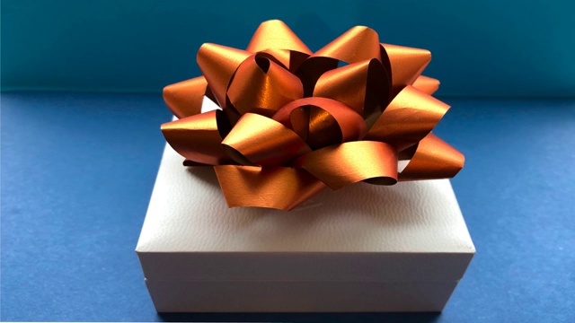 视频里有一个带蝴蝶结的礼盒和一个模仿雪花飘落的礼盒。视频下载