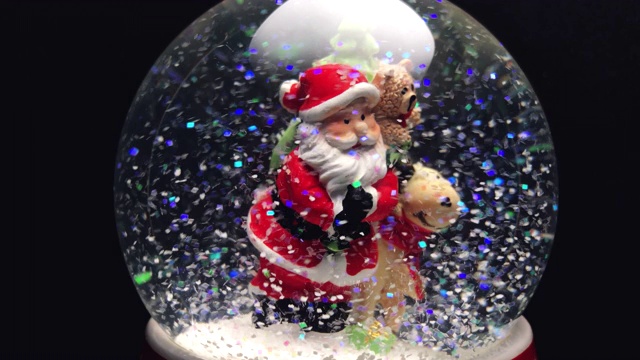 圣诞新年玻璃雪花地球仪与圣诞老人的雪花在白色的背景视频下载
