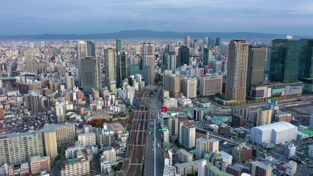 无人机鸟瞰大阪市建筑的4k视频。视频素材