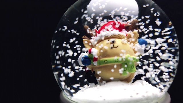 圣诞新年玻璃雪花地球仪与圣诞老人的雪花在白色的背景视频下载