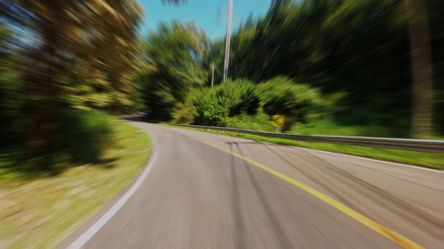 延时旅行在乡村道路上快速移动速度，在乡村地方用木材和森林带运动模糊效果视频下载