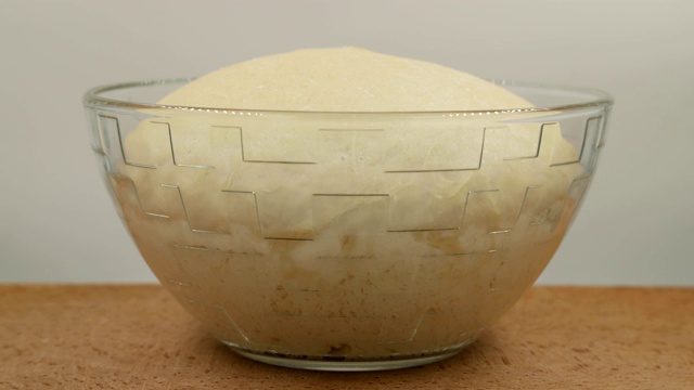 面团在玻璃碗中发酵一段时间。复活节蛋糕面团视频素材