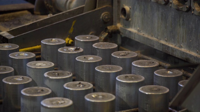在现代化工厂熔炼后成型铝柱的封闭。铝金属型材的生产，通常用作建筑和制造材料。视频素材
