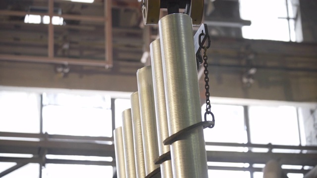 在现代化工厂熔炼成型铝柱。铝金属型材的生产，通常用作建筑和制造材料。视频素材